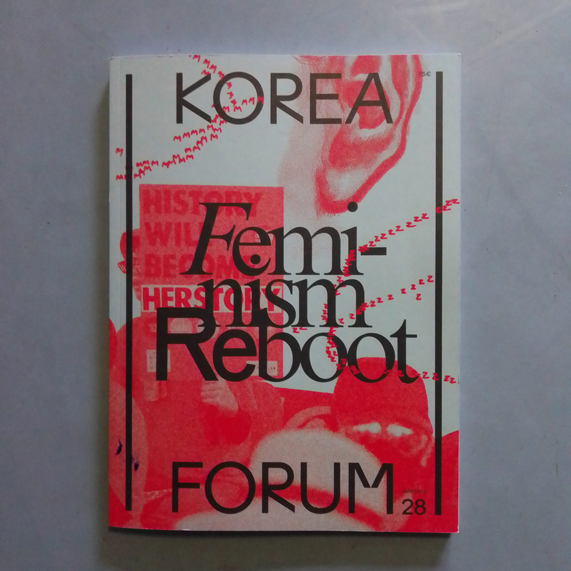Titelseite Korea Forum, Feminism Reboot. blaugraue Hintergrund, vergrößerte Foto von Menschen mit Plakat "History will become herstory" in rot, darüber Titel in schwarz