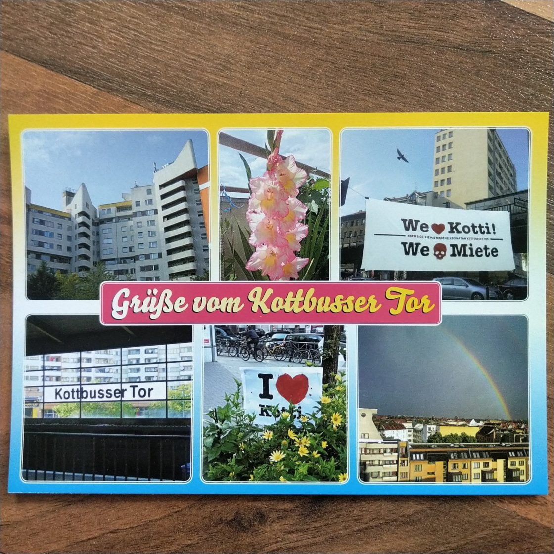 Postkarte mit 6 Motive. Hochhaus am Kotti, weiß und spitz, Blumen, Banner mit "we ❤️Kotti We💀Miete", U-Bahnstation Kottbusser Tor, Banner "I❤️Kotti" mitten in Blumen und Fahrräder, Regenbogen über Berlin. In der Mitte gelb auf pink, "Grüße vom Kottbusser Tor"