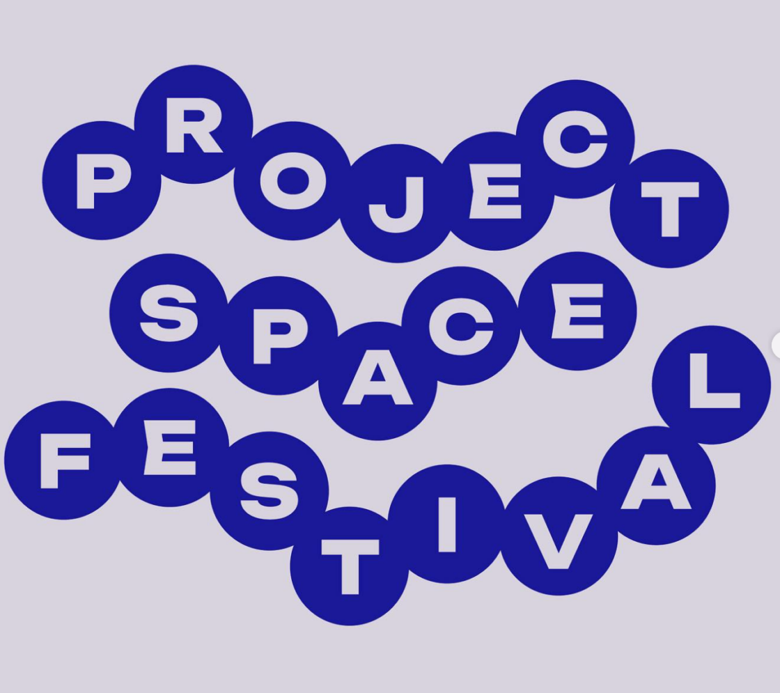 Logo Project Space Festival. Einzelne Buchstaben sind in einem blauen Kreis